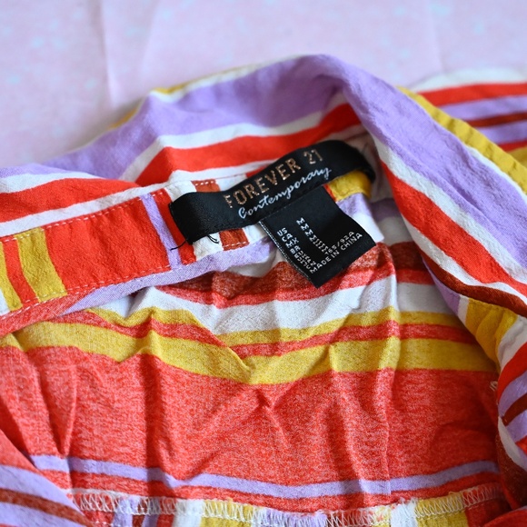 Forever 21 Button-Front Collared Crop Top – Size M - Picture 3 of 3